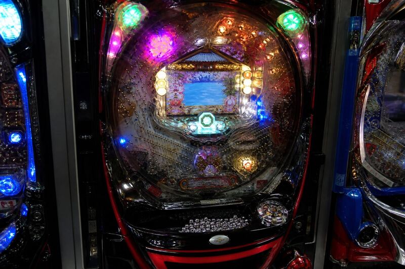 Zbliżenie na fizyczny automat pachinko